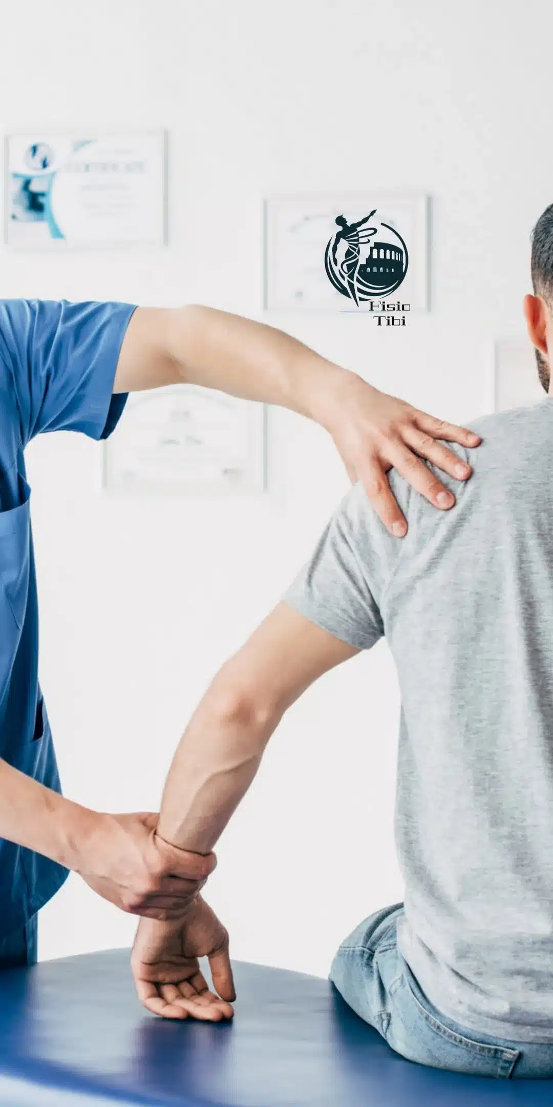fisioterapista che sistema il braccio del paziente durante una seduta di fisioterapia.