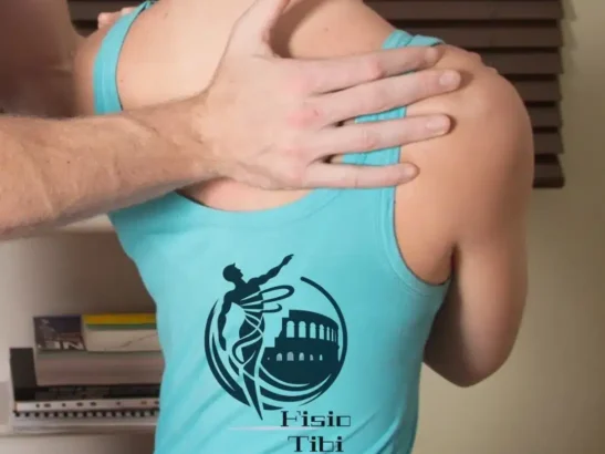 Fisioterapia Roma Eur. Donna sottoposta a trattamento fisioterapico, indossa una canotta 