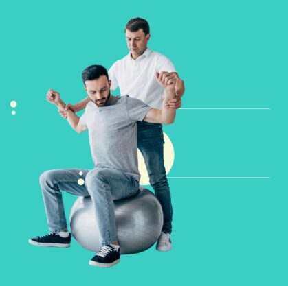 Fisioterapista che aiuta il paziente a eseguire esercizi di stretching per le spalle su una palla da ginnastica da Migliori fisioterapisti a domicilio Roma - Fisio TIBI