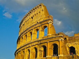 Esterno dell'antico Colosseo romano, con pietra usurata e ingressi ad arco.